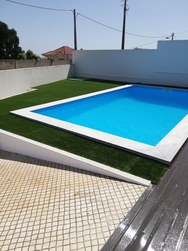 Piscina com relvado sintético